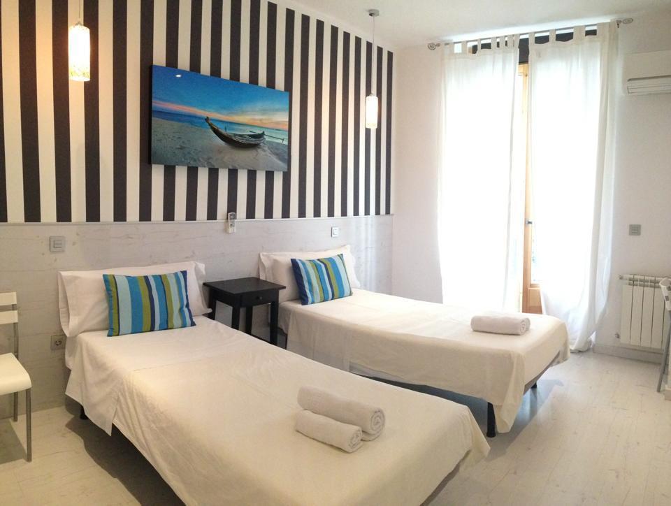 Hostal Mendoza มาดริด ภายนอก รูปภาพ