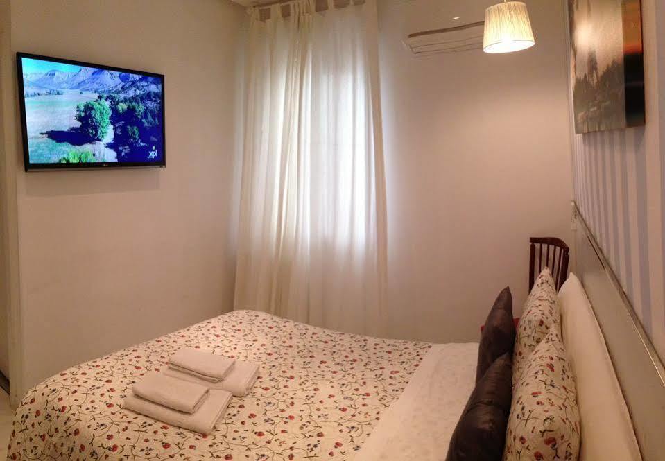 Hostal Mendoza มาดริด ภายนอก รูปภาพ